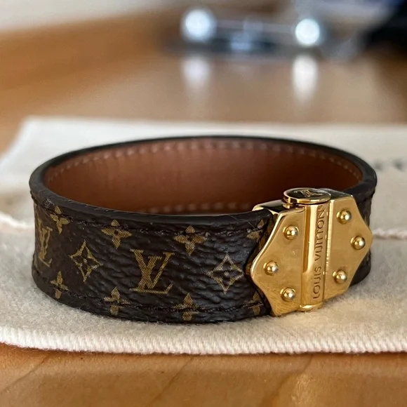 Louis Vuitton - Picture 7 of 11